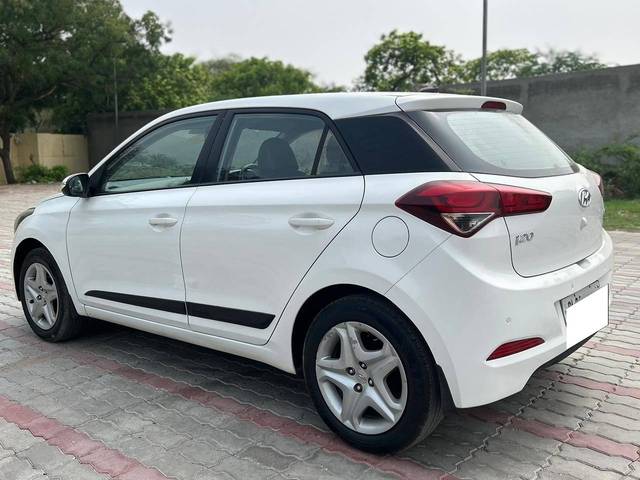 https://images10.gaadi.com/usedcar_image/4297256/original/processed_d3536a56a21e7ced70b774313472eecc.jpg?imwidth=6400