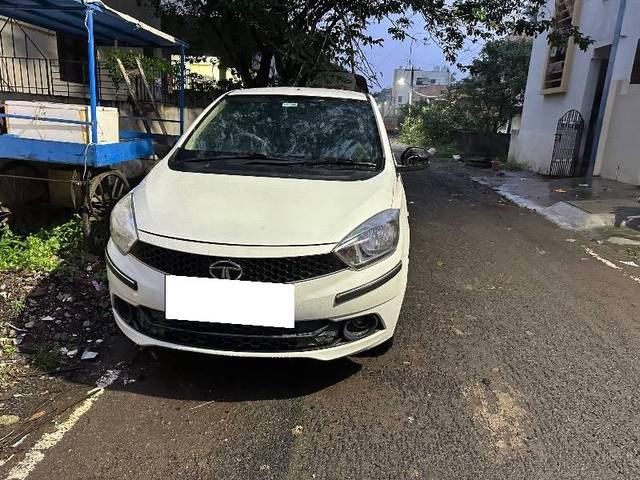 https://images10.gaadi.com/usedcar_image/4297345/original/processed_4931fb68-eade-4418-b292-804007d45041.jpg?imwidth=6402