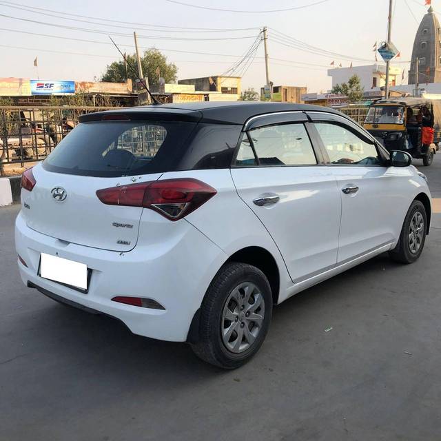 https://images10.gaadi.com/usedcar_image/4297595/original/processed_d4bc3f47c20c446e2ef9555a634d048b.jpg?imwidth=6401