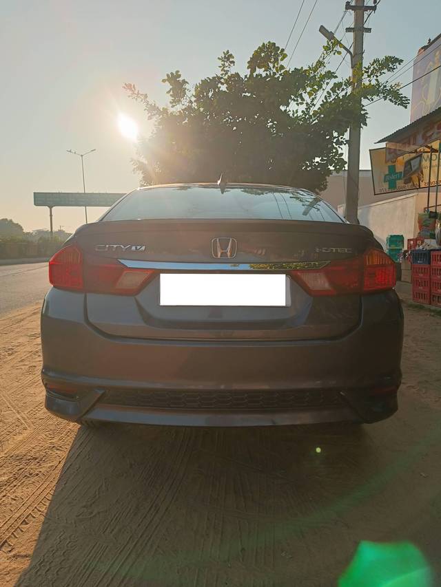 https://images10.gaadi.com/usedcar_image/4297664/original/processed_719b32be205cf5e1e39c1f23861319bf.jpg?imwidth=6401