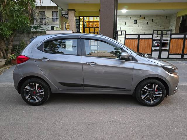 https://images10.gaadi.com/usedcar_image/4297910/original/6f5e6490184c65a1c365895e55838d7a.jpg?imwidth=6401