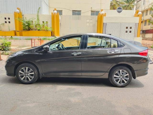 https://images10.gaadi.com/usedcar_image/4298029/original/processed_a068859dcefc5b2453a5ae571876875f.jpg?imwidth=6402