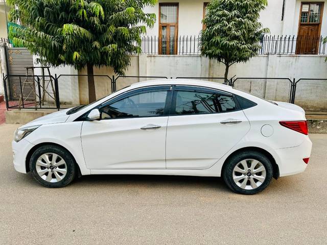 https://images10.gaadi.com/usedcar_image/4298033/original/e2f44aac824e0f43f3bd8506383bd860.jpg?imwidth=6402