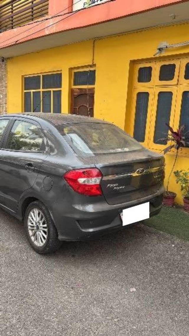 https://images10.gaadi.com/usedcar_image/4298144/original/processed_b446bbfa-a1ff-4d35-a60b-dcdcc9e269ca.jpeg?imwidth=6402