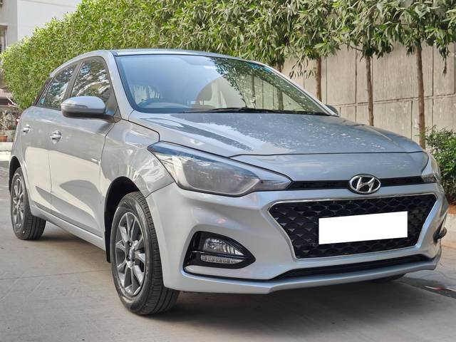 https://images10.gaadi.com/usedcar_image/4298206/original/processed_00361b4ec2d39b4fe3746b16218a6ec3.jpg?imwidth=6400