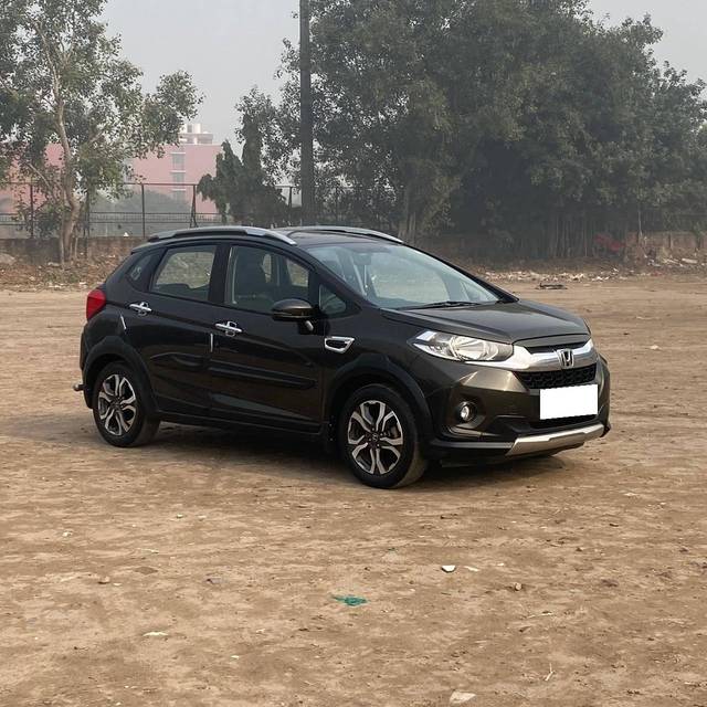 https://images10.gaadi.com/usedcar_image/4298253/original/processed_725283635cfd38dfd0753e08748ad839.jpg?imwidth=6400