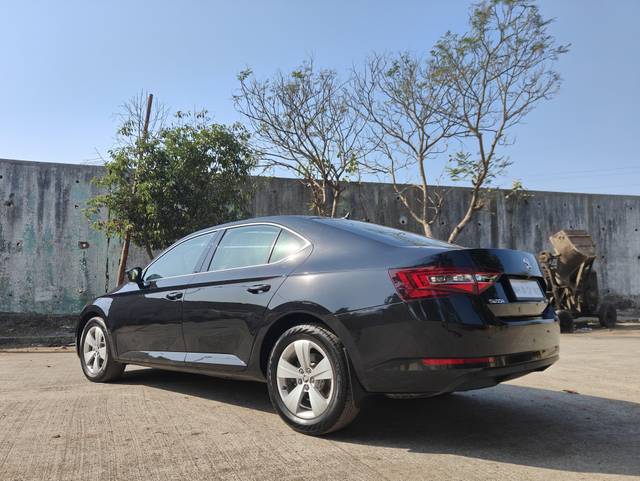 https://images10.gaadi.com/usedcar_image/4298301/original/processed_d4cb464c252d7c18f4330c1433b1a3ea.jpg?imwidth=6402