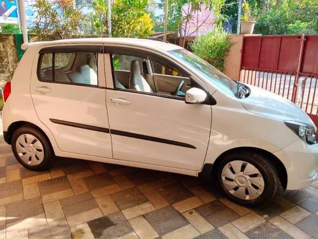 https://images10.gaadi.com/usedcar_image/4298714/original/processed_35d71922-1cff-41c6-bdd8-40733cd47204.jpg?imwidth=6401