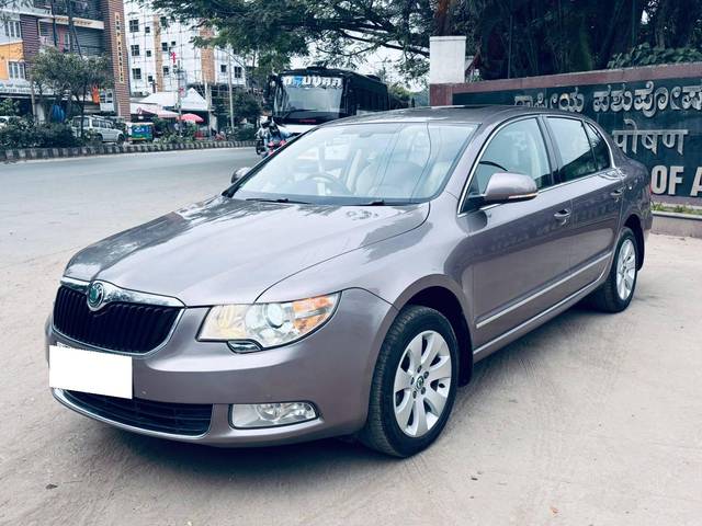 https://images10.gaadi.com/usedcar_image/4298753/original/processed_306429683ee38fe487c8690cab808575.jpg?imwidth=6401