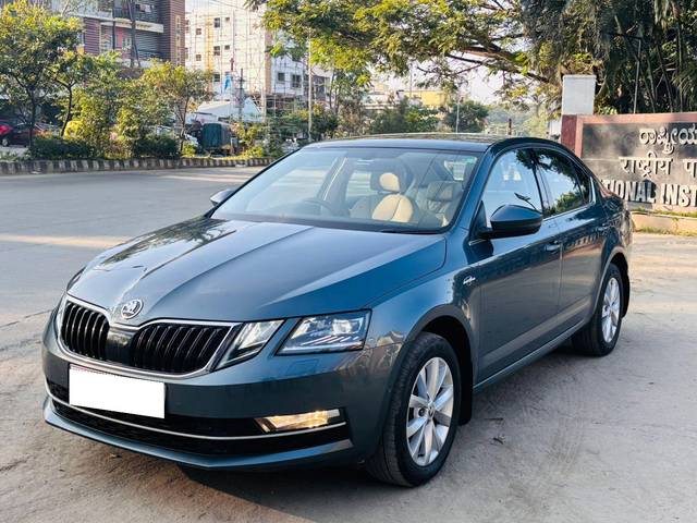 https://images10.gaadi.com/usedcar_image/4298759/original/processed_d8c5a38236748a73cd8eae27b49360b9.jpg?imwidth=6401