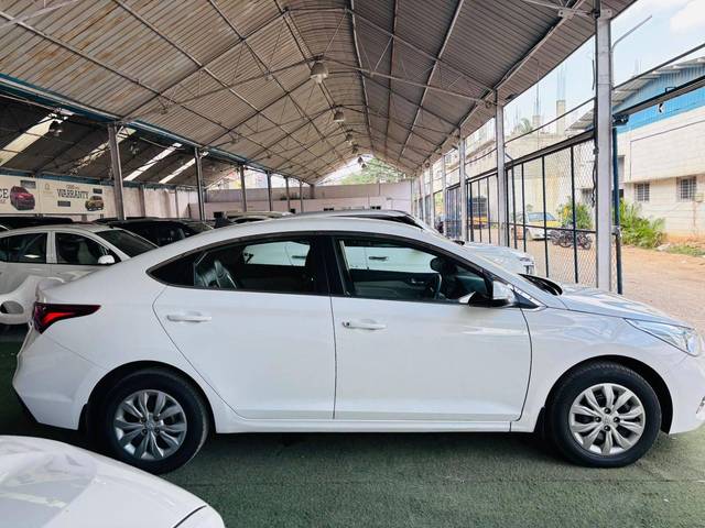 https://images10.gaadi.com/usedcar_image/4298840/original/processed_2a0cd42ebfa9b2de161aac2e67e9c568.jpg?imwidth=6401