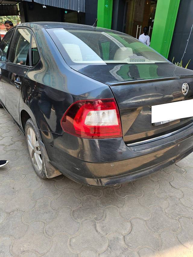 https://images10.gaadi.com/usedcar_image/4299110/original/f7a9ba7a6eff4887e63ea4686ed9d110.jpg?imwidth=6402