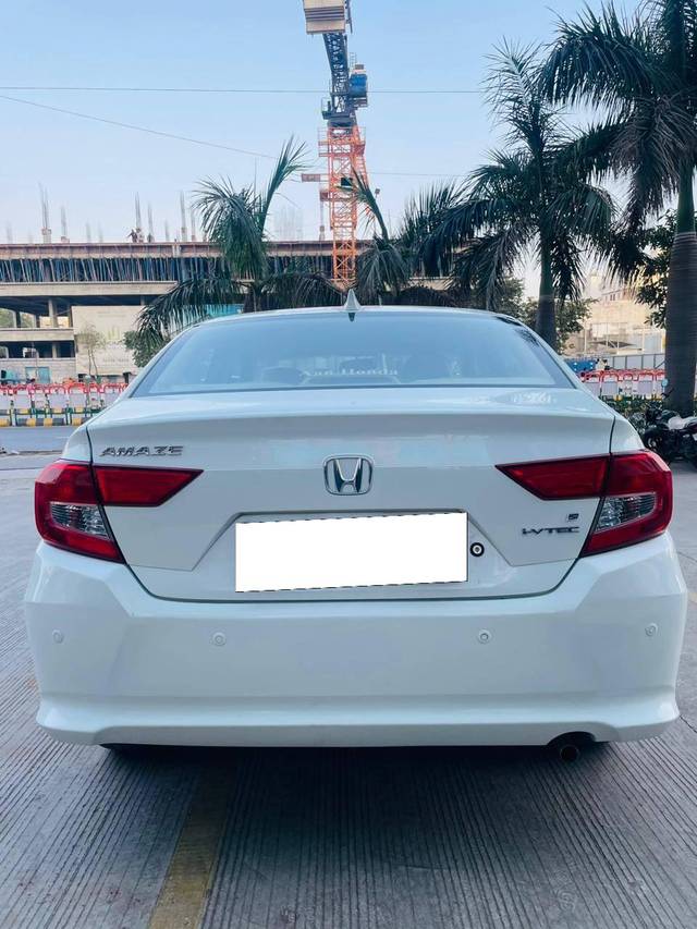 https://images10.gaadi.com/usedcar_image/4299121/original/processed_2307e3e1189e7fd1e2089f46f3d7f356.jpg?imwidth=6401