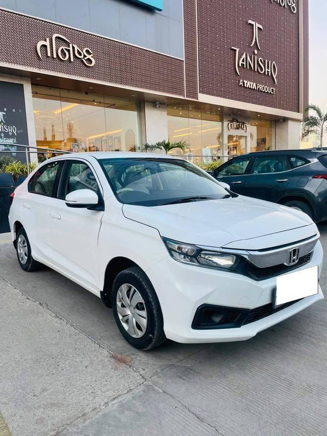 https://images10.gaadi.com/usedcar_image/4299121/original/processed_9791cb43f1167fb8a44a6b48cd5b23f0.jpg?imwidth=6400