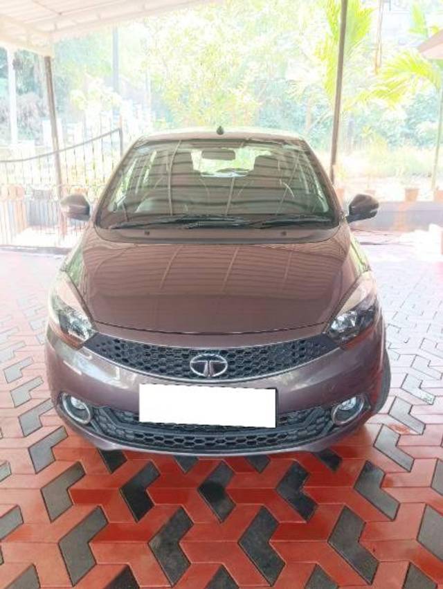 https://images10.gaadi.com/usedcar_image/4299216/original/processed_e4e3aa78-8080-4b41-8727-68b8ac76d92e.jpg?imwidth=6402