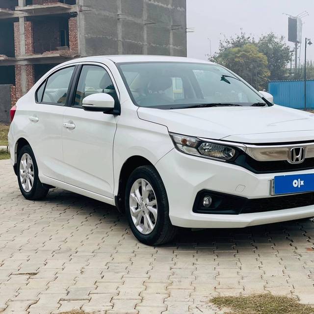 https://images10.gaadi.com/usedcar_image/4299298/original/processed_b103e21d3c6bf590c7c20a88988bd69f.jpg?imwidth=6400