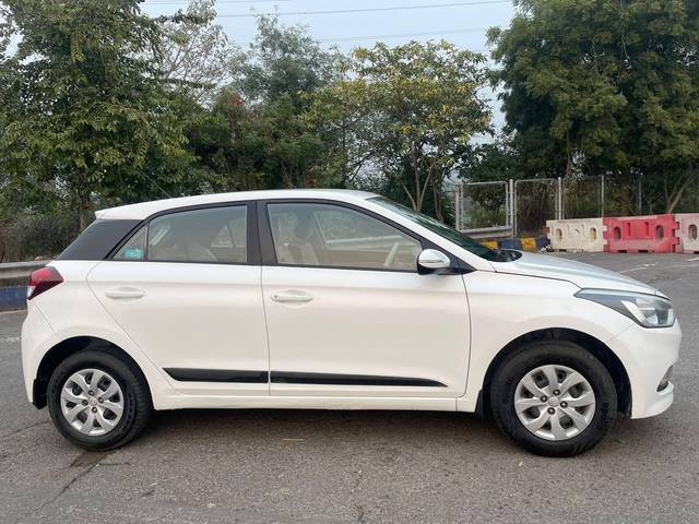 https://images10.gaadi.com/usedcar_image/4299338/original/processed_ffb1413f722328f586d1a4bc8b2ca271.jpg?imwidth=6401