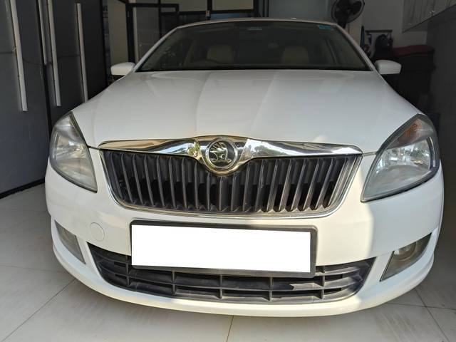 https://images10.gaadi.com/usedcar_image/4299386/original/processed_cf87ce50a0c496924656d91dda6281c6.jpg?imwidth=6402