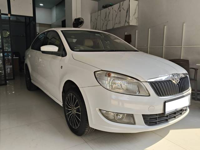 https://images10.gaadi.com/usedcar_image/4299386/original/processed_e102b0384132f530d841c3f0e2928244.jpg?imwidth=6400