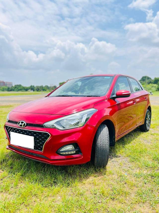 https://images10.gaadi.com/usedcar_image/4299715/original/processed_575d2c000ea62f7cbca88d7d542a1c6f.jpeg?imwidth=6402