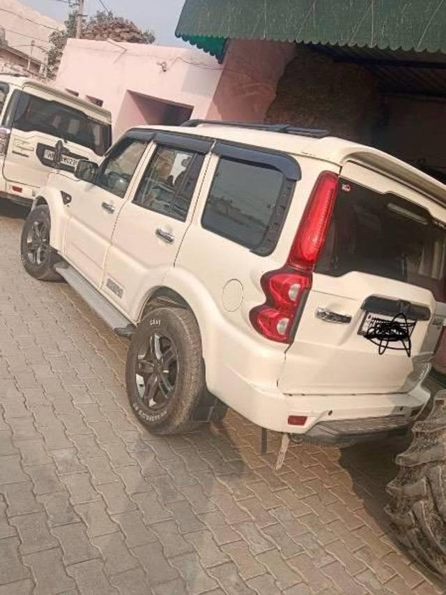 https://images10.gaadi.com/usedcar_image/4299777/original/processed_1b3e6b82-3daa-4bad-8377-b83579b85f9b.jpg?imwidth=6401