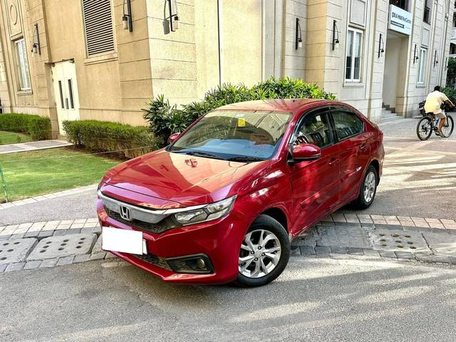 https://images10.gaadi.com/usedcar_image/4300062/original/processed_aff3fd00f353fca3e0d162f926e1085f.jpg?imwidth=6402