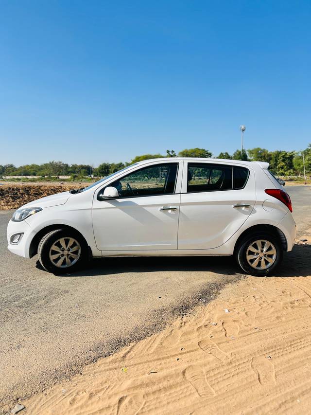 https://images10.gaadi.com/usedcar_image/4300371/original/8cac16d63c7e18ec516b7b44c2e63e43.jpeg?imwidth=6402