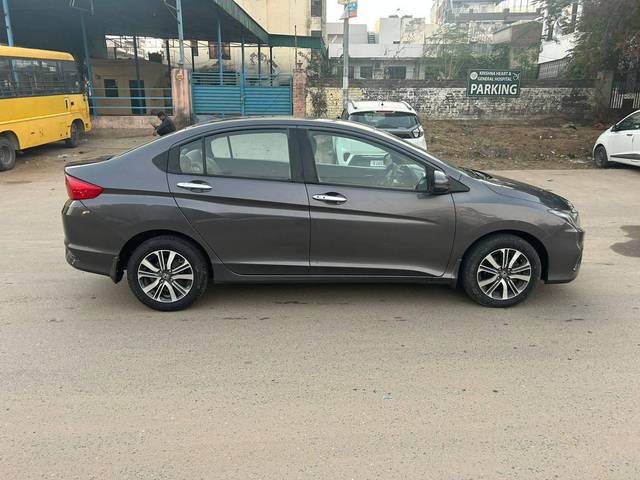 https://images10.gaadi.com/usedcar_image/4300557/original/processed_4b2634a30080733c5a751aa8cc0732b5.jpg?imwidth=6401