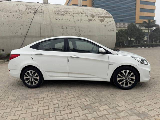 https://images10.gaadi.com/usedcar_image/4301180/original/processed_fc3b8f69821b059bee71aa58223e8d32.jpg?imwidth=6401