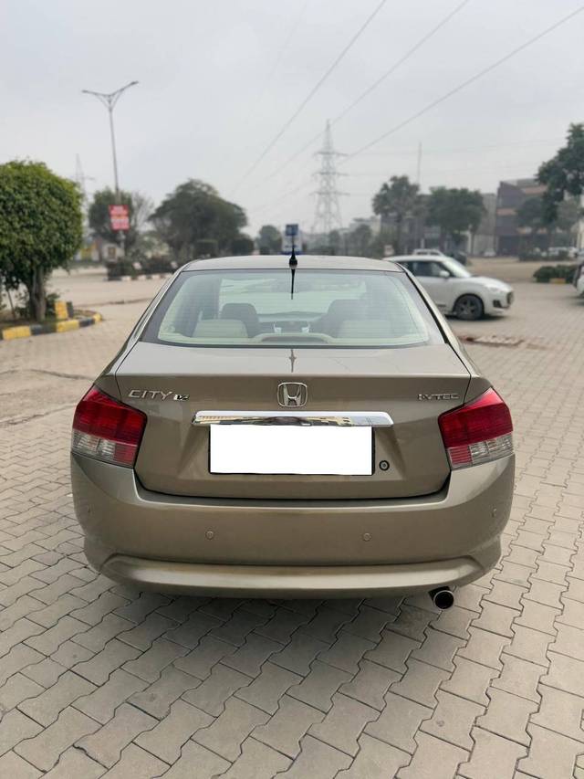 https://images10.gaadi.com/usedcar_image/4301182/original/processed_1dd9eddd944081d9d5b0bca3aaf91d69.jpg?imwidth=6401