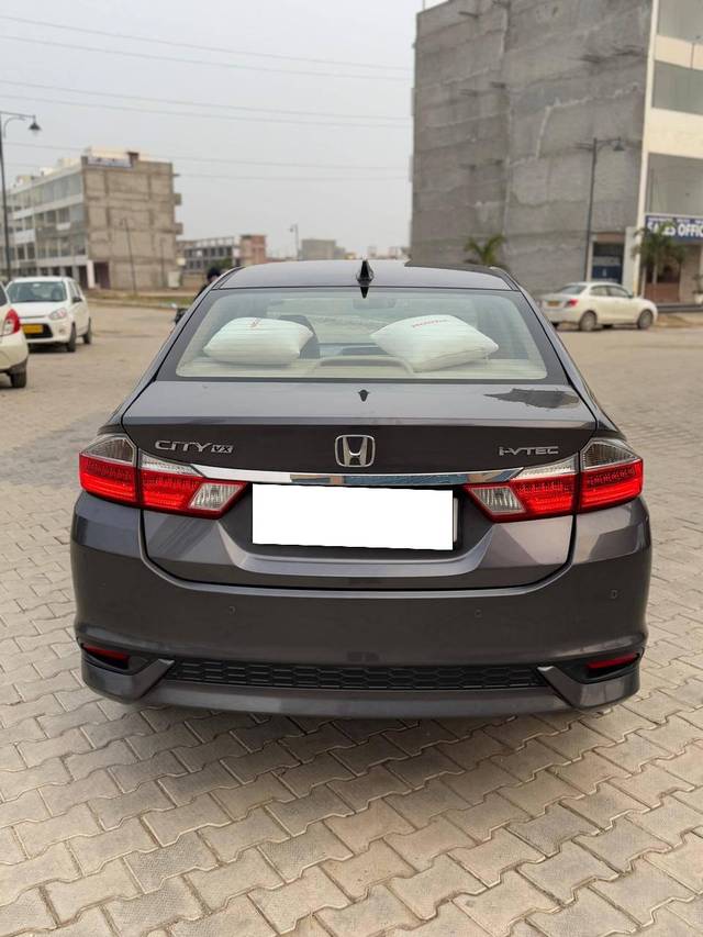 https://images10.gaadi.com/usedcar_image/4301264/original/processed_94e834701b6c830e6baa130a32cdbb8b.jpg?imwidth=6402