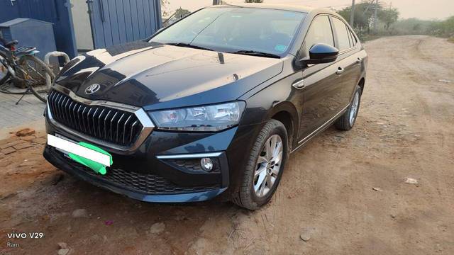 https://images10.gaadi.com/usedcar_image/4302009/original/7d71a1b9ad5a03327a580404e3d81103.jpg?imwidth=6402