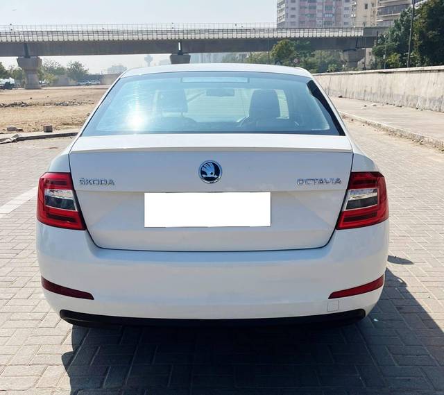 https://images10.gaadi.com/usedcar_image/4302241/original/processed_5da0acf75c3830d76d7bbfec168b0282.jpg?imwidth=6401