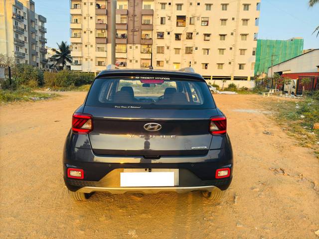 https://images10.gaadi.com/usedcar_image/4302262/original/processed_dfb921fbcde90cc3e030a5ca231754a2.jpg?imwidth=6402