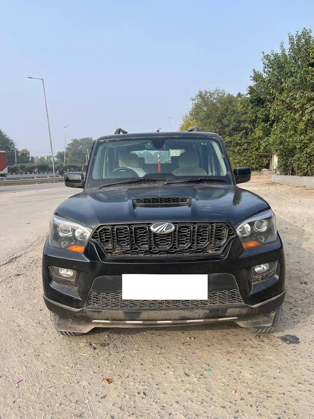 https://images10.gaadi.com/usedcar_image/4302335/original/cf691b1482a2d2dc737ddfcfa133a026.jpg?imwidth=6402