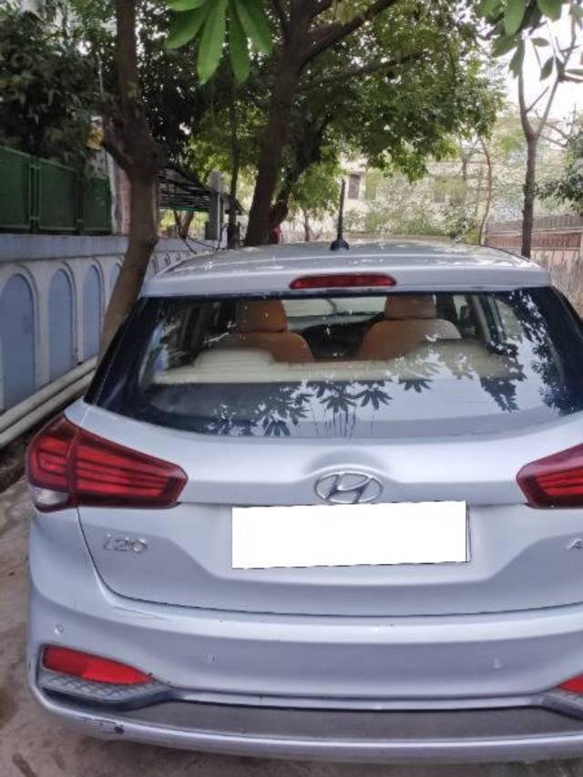 https://images10.gaadi.com/usedcar_image/4302444/original/processed_846a2ae0-2e43-4e79-bad6-3909ed3f9971.jpg?imwidth=6402