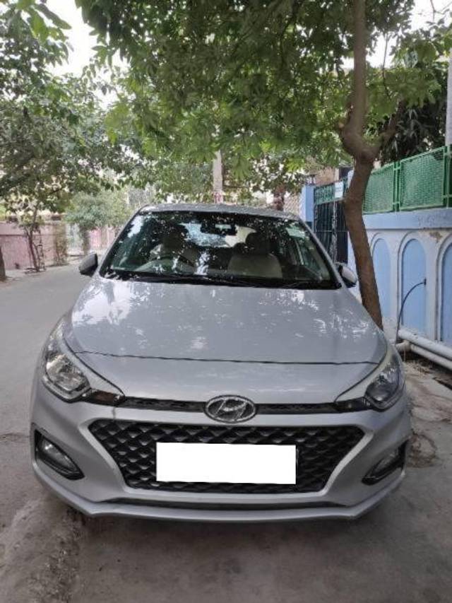 https://images10.gaadi.com/usedcar_image/4302444/original/processed_93283031-ddbc-4113-99ca-fa367d7b2eff.jpg?imwidth=6400