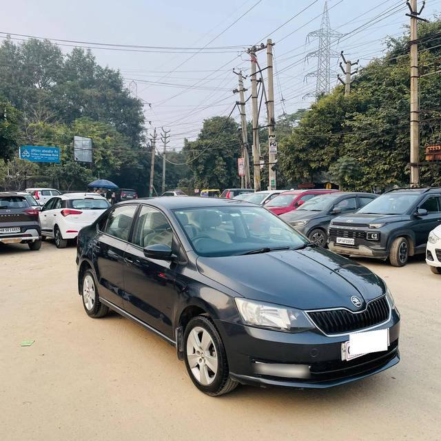 https://images10.gaadi.com/usedcar_image/4302496/original/processed_83cdc8d3800004d57fa2698f0c2a36ed.jpg?imwidth=6400