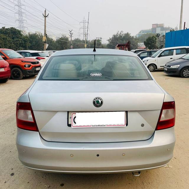 https://images10.gaadi.com/usedcar_image/4302497/original/processed_6377b06aa1838f54301ae74039e13dcc.jpg?imwidth=6402