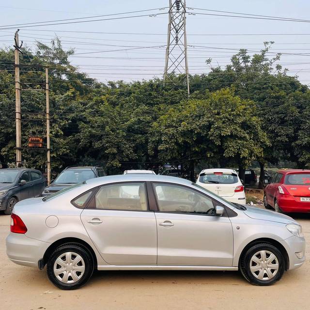 https://images10.gaadi.com/usedcar_image/4302497/original/processed_b9be448bb96be26fc6bc05d0606ec0f5.jpg?imwidth=6401