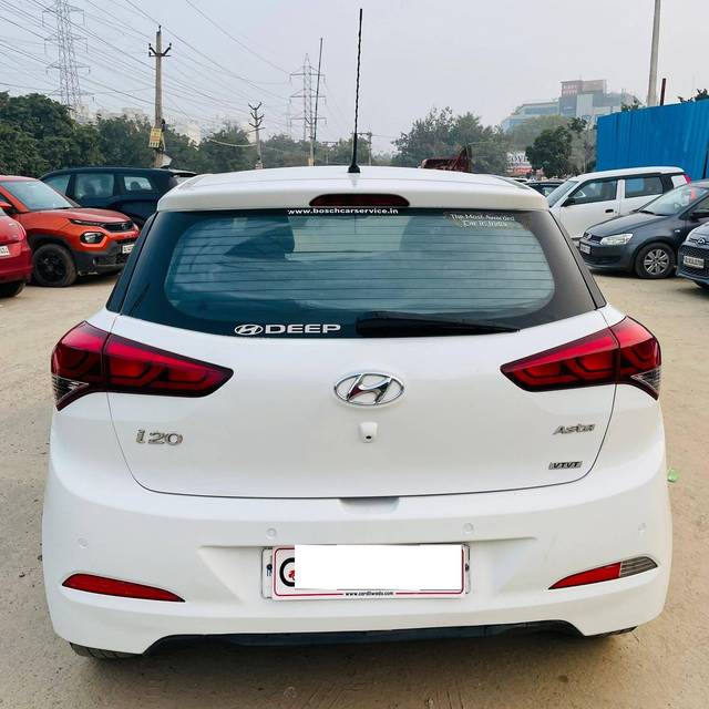 https://images10.gaadi.com/usedcar_image/4302505/original/processed_e801d3c7622ffa57aa94b681e53ba352.jpg?imwidth=6402