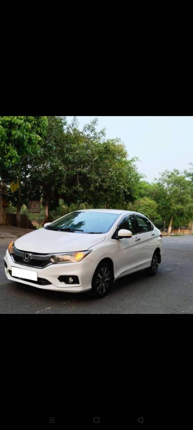 https://images10.gaadi.com/usedcar_image/4302860/original/processed_d3fbc8253e2589e055d77fe15524fe48.jpg?imwidth=6402