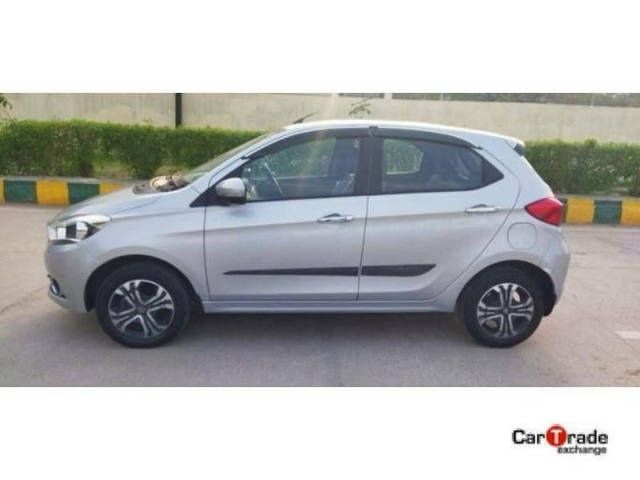 https://images10.gaadi.com/usedcar_image/4303103/original/processed_7e13aea48d99daad2d9958fef8889a38.png?imwidth=6402