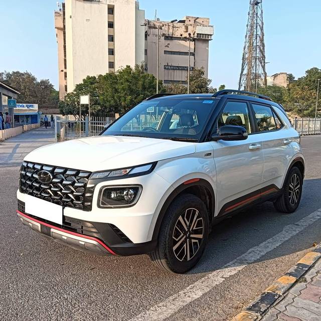 https://images10.gaadi.com/usedcar_image/4303466/original/processed_6ff0dd8a664712051bc9f508d3cd7808.jpg?imwidth=6400