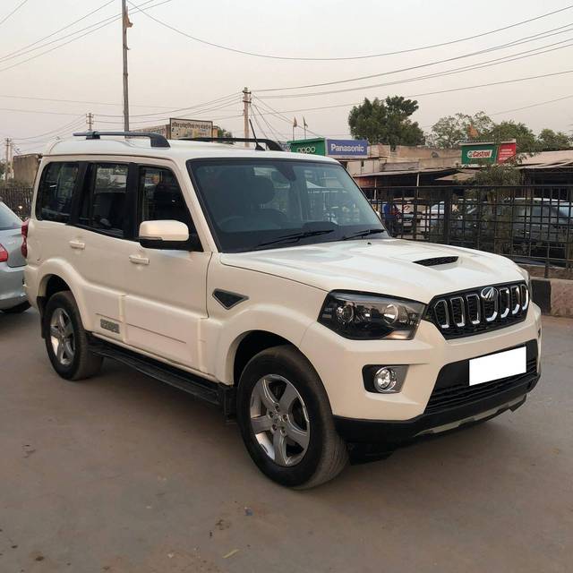 https://images10.gaadi.com/usedcar_image/4303505/original/processed_52bba453d422ea45ece50e9cb0f8d7c3.jpg?imwidth=6400