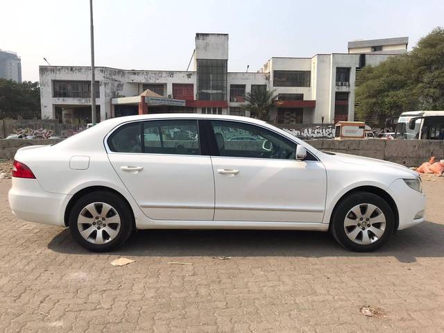 https://images10.gaadi.com/usedcar_image/4303650/original/processed_943387536fb2572b79c41df784b17207.jpg?imwidth=6401