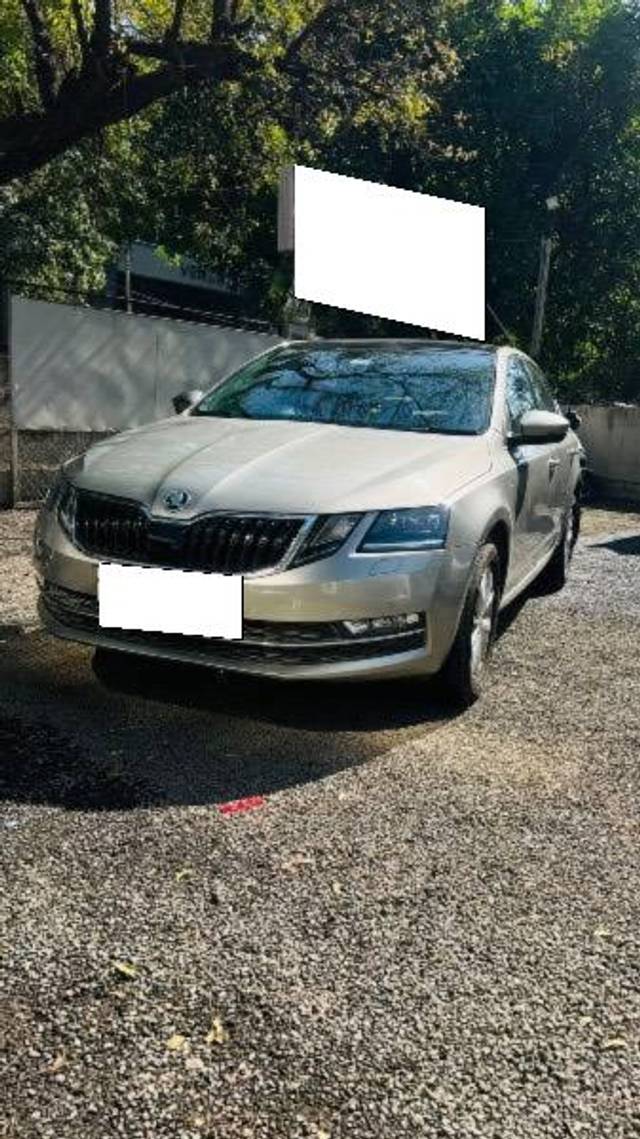 https://images10.gaadi.com/usedcar_image/4303931/original/processed_d970f9a7-41da-48c1-83e1-a710af9cf94d.jpg?imwidth=6402