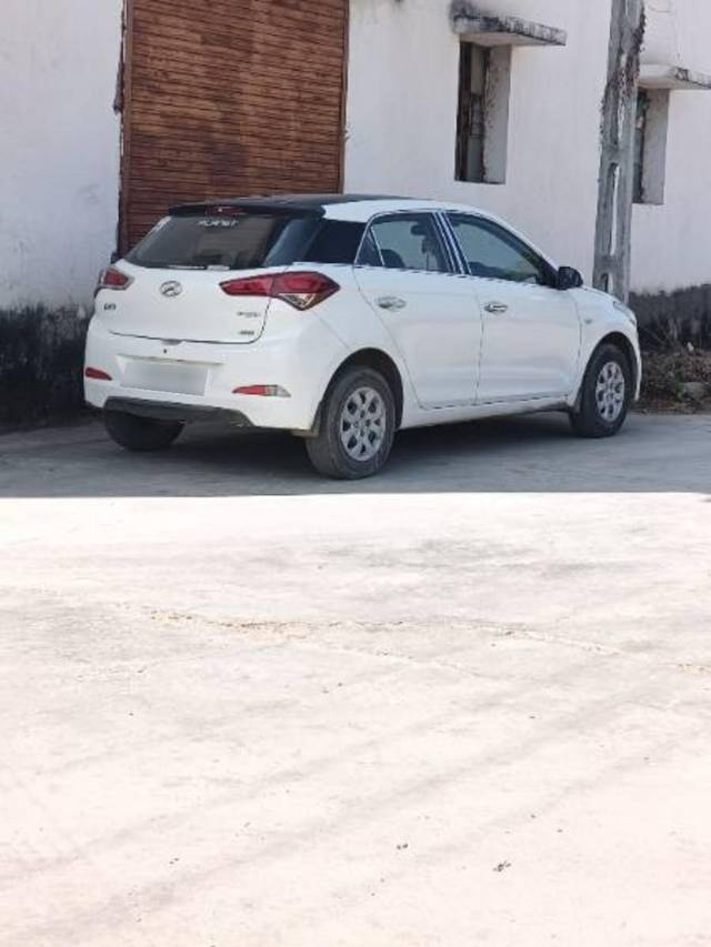 https://images10.gaadi.com/usedcar_image/4303953/original/processed_9b871ffe-b0ad-4759-8d26-b9516f0beebe.jpg?imwidth=6402