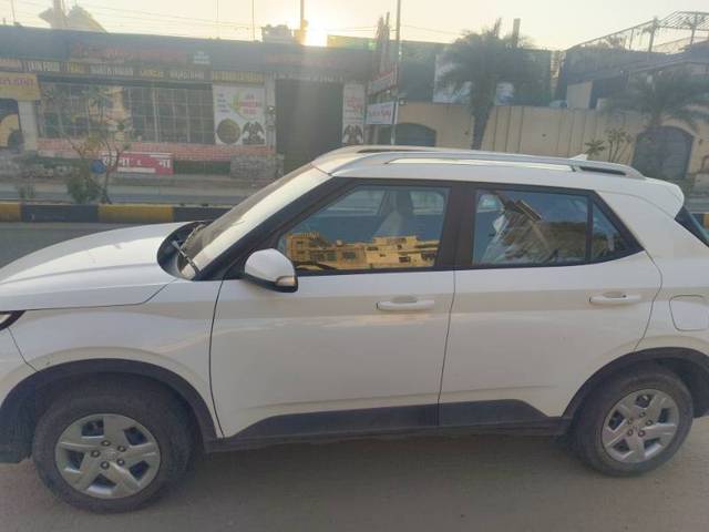 https://images10.gaadi.com/usedcar_image/4304198/original/0c280f884415e1766aab2a0d4d9e20cd.jpg?imwidth=6402