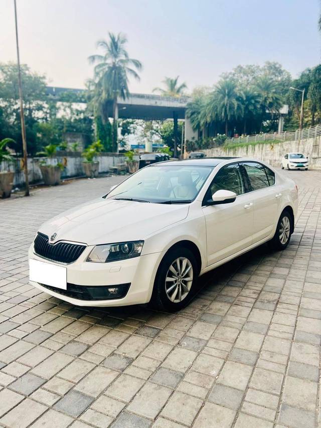 https://images10.gaadi.com/usedcar_image/4304274/original/processed_1e9ec7039cd6b873ae4446e1757d4cd5.jpeg?imwidth=6402